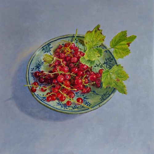 Stilleven-met-rode-aalbesjes-op-antieke-schaal